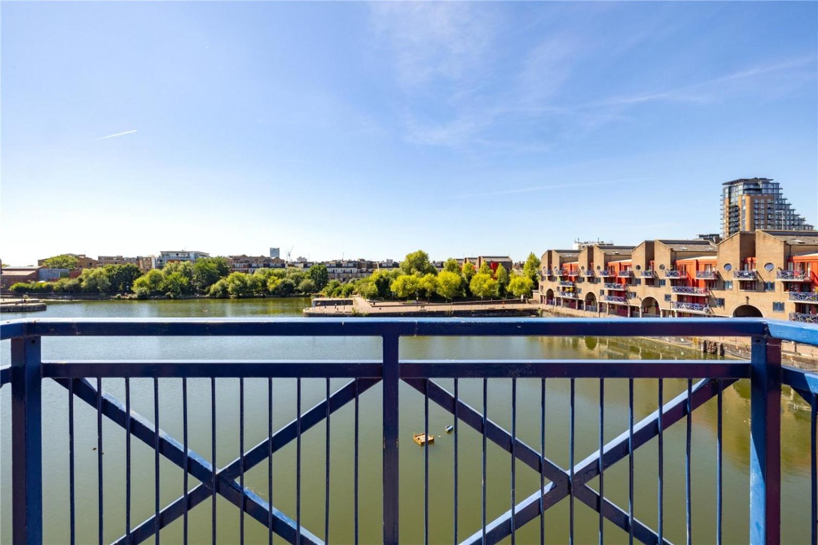 City Riverview Apartment with Parking