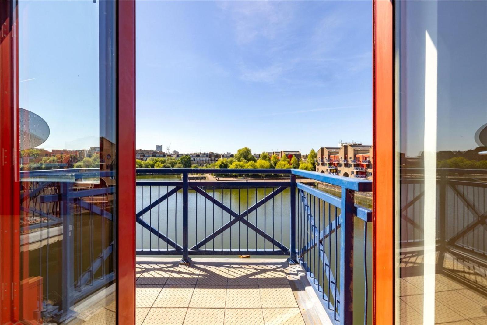 City Riverview Apartment with Parking