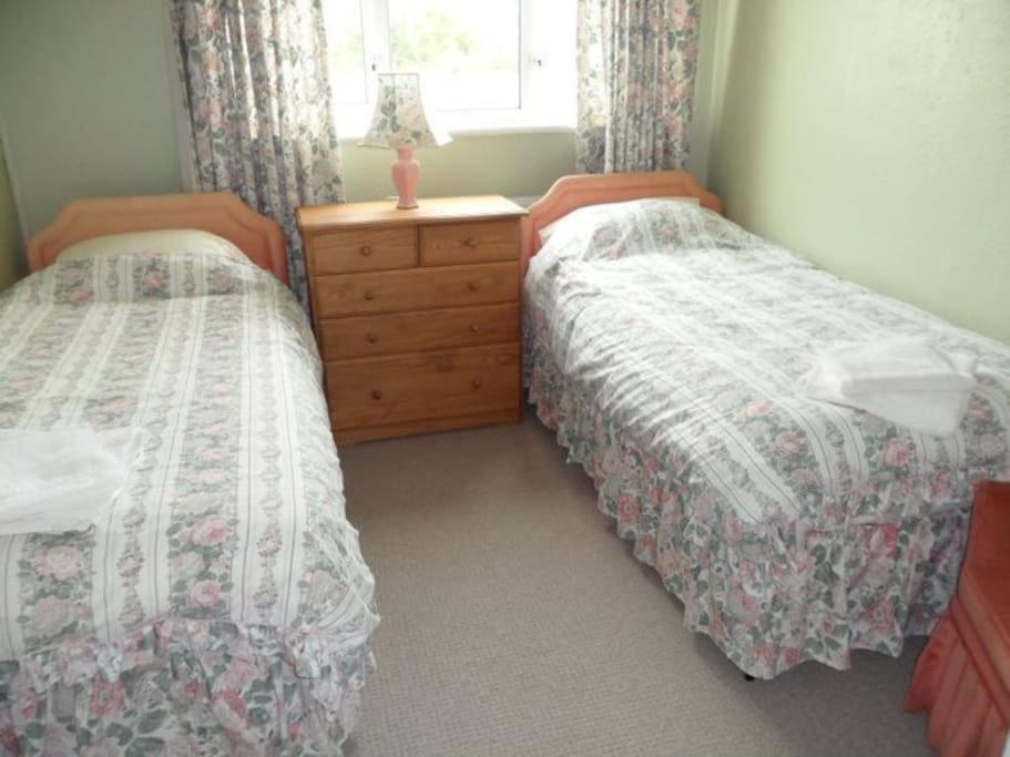 Bungalow in lovely setting.Ten minutes to Longleat view 5