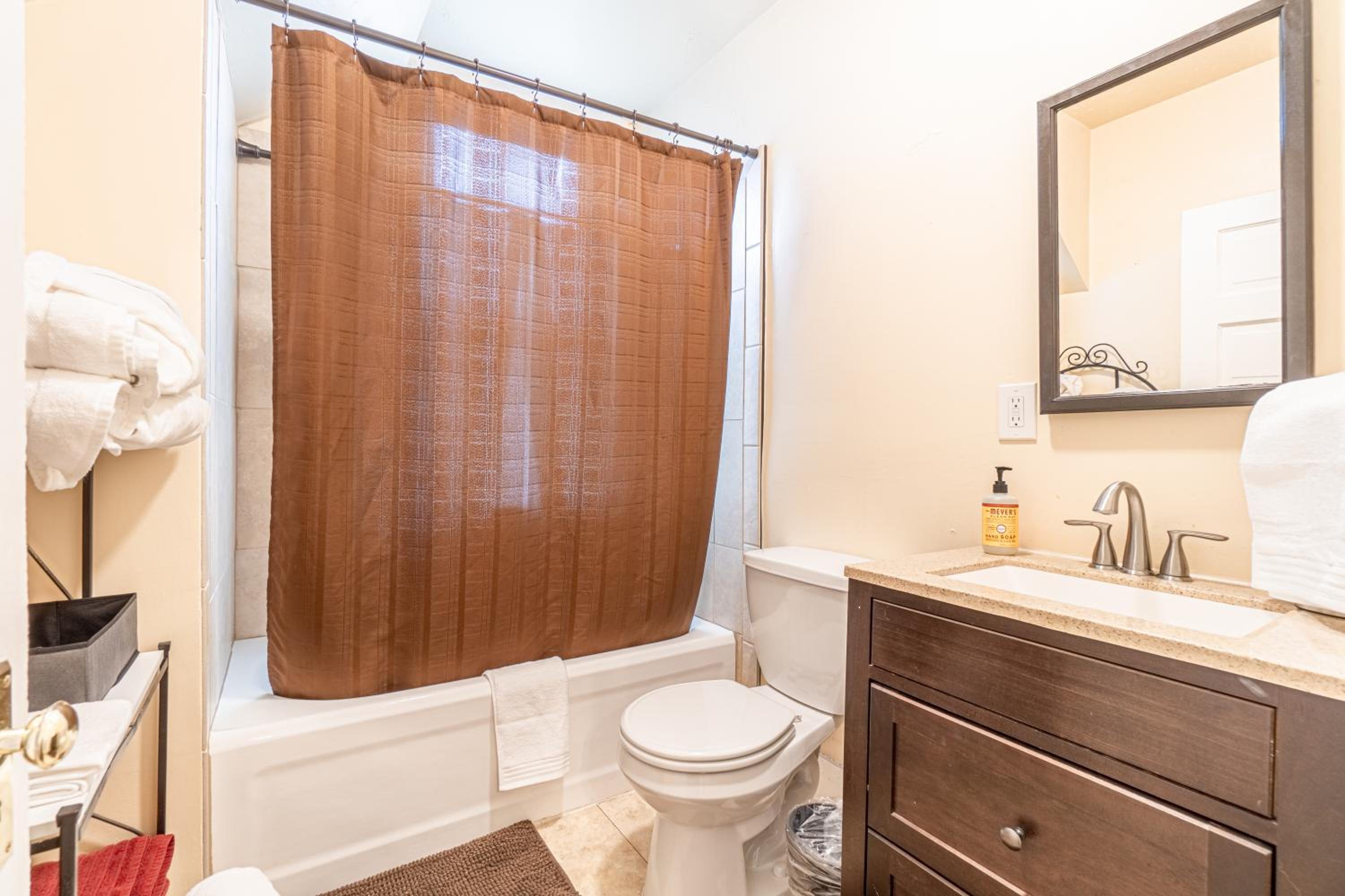 Reno Vacations - Rustic Studio walking distance to Downtown - Property Image 9
