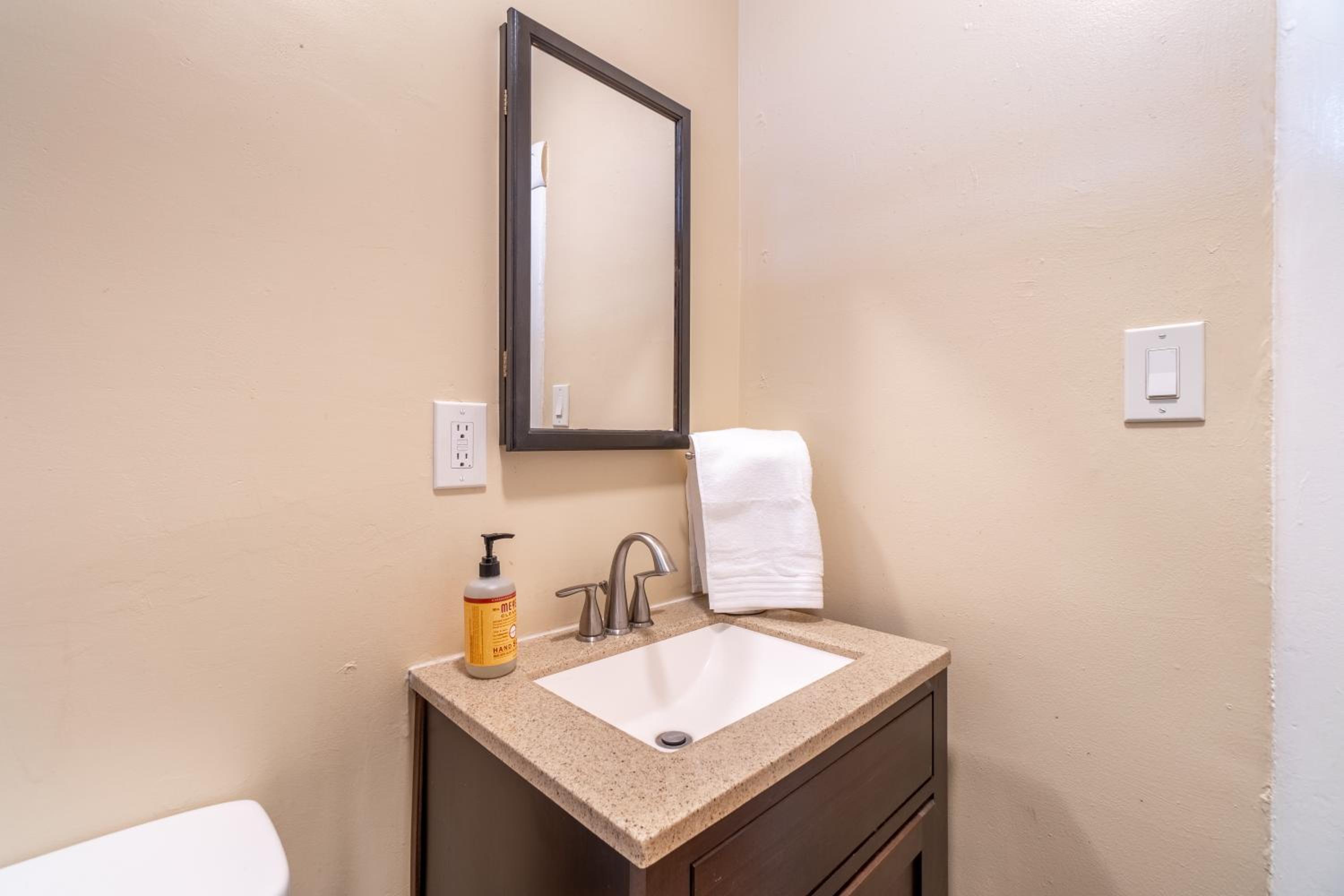 Reno Vacations - Rustic Studio walking distance to Downtown - Property Image 8