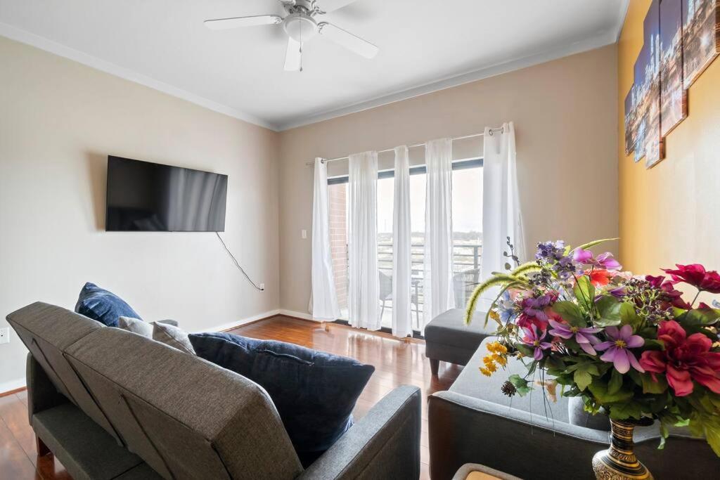 Charlotte Vacations - Cozy Condo  Charlotte NC! w/Pool- Walk to Uptown - Property Image 1