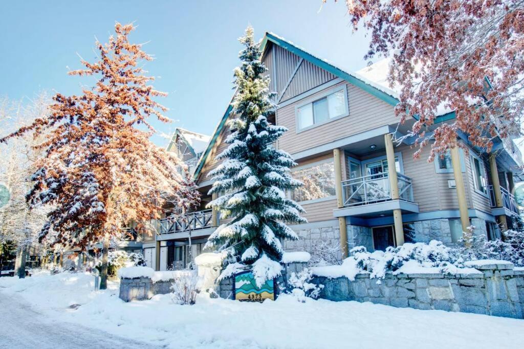 Whistler Steps to Village Sleeps 8 + Jacuz + Park