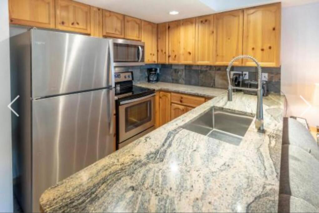 Whistler Steps to Village Sleeps 8 + Jacuz + Park