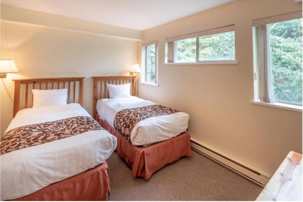 Whistler Steps to Village Sleeps 8 + Jacuz + Park