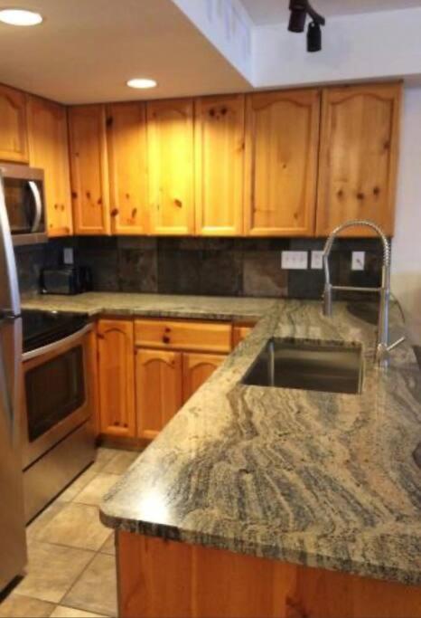 Whistler Steps to Village Sleeps 8 + Jacuz + Park
