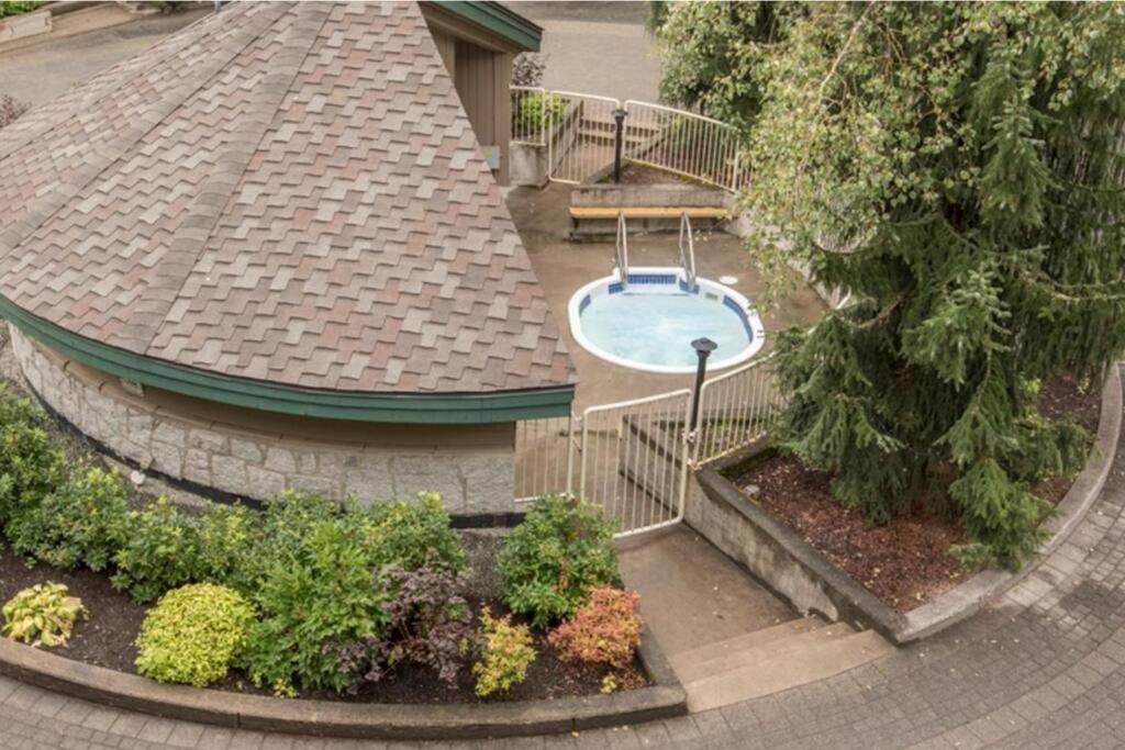Whistler Steps to Village Sleeps 8 + Jacuz + Park