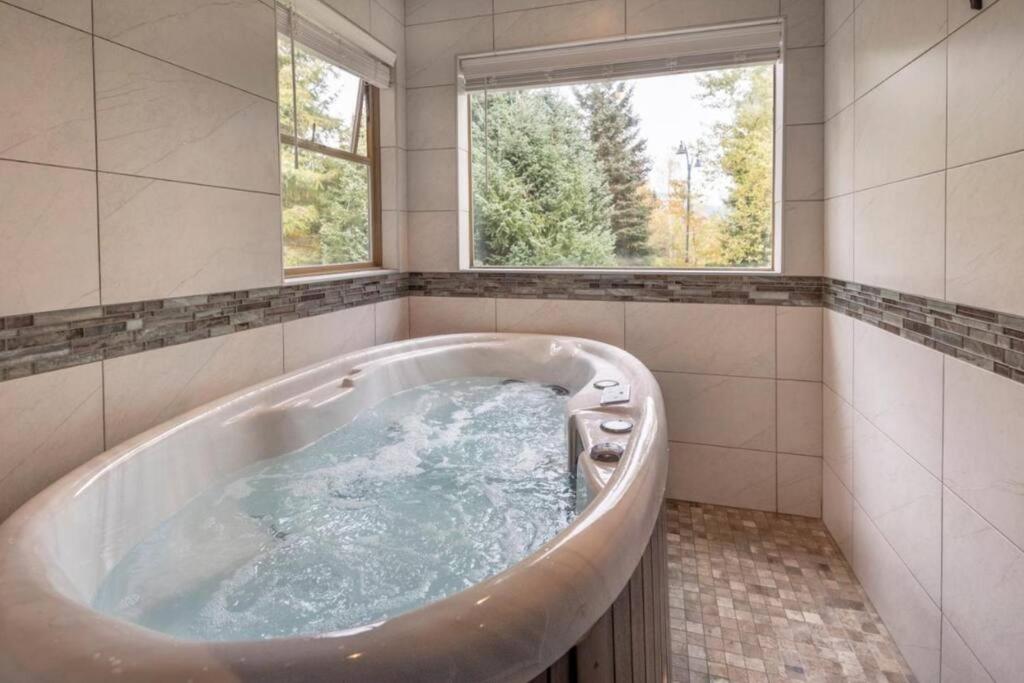Whistler Steps to Village Sleeps 8 + Jacuz + Park