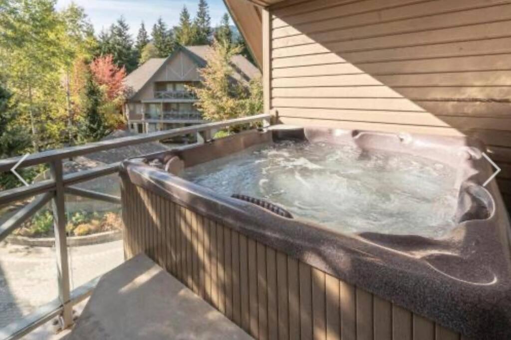 Whistler Steps to Village Sleeps 8 + Jacuz + Park