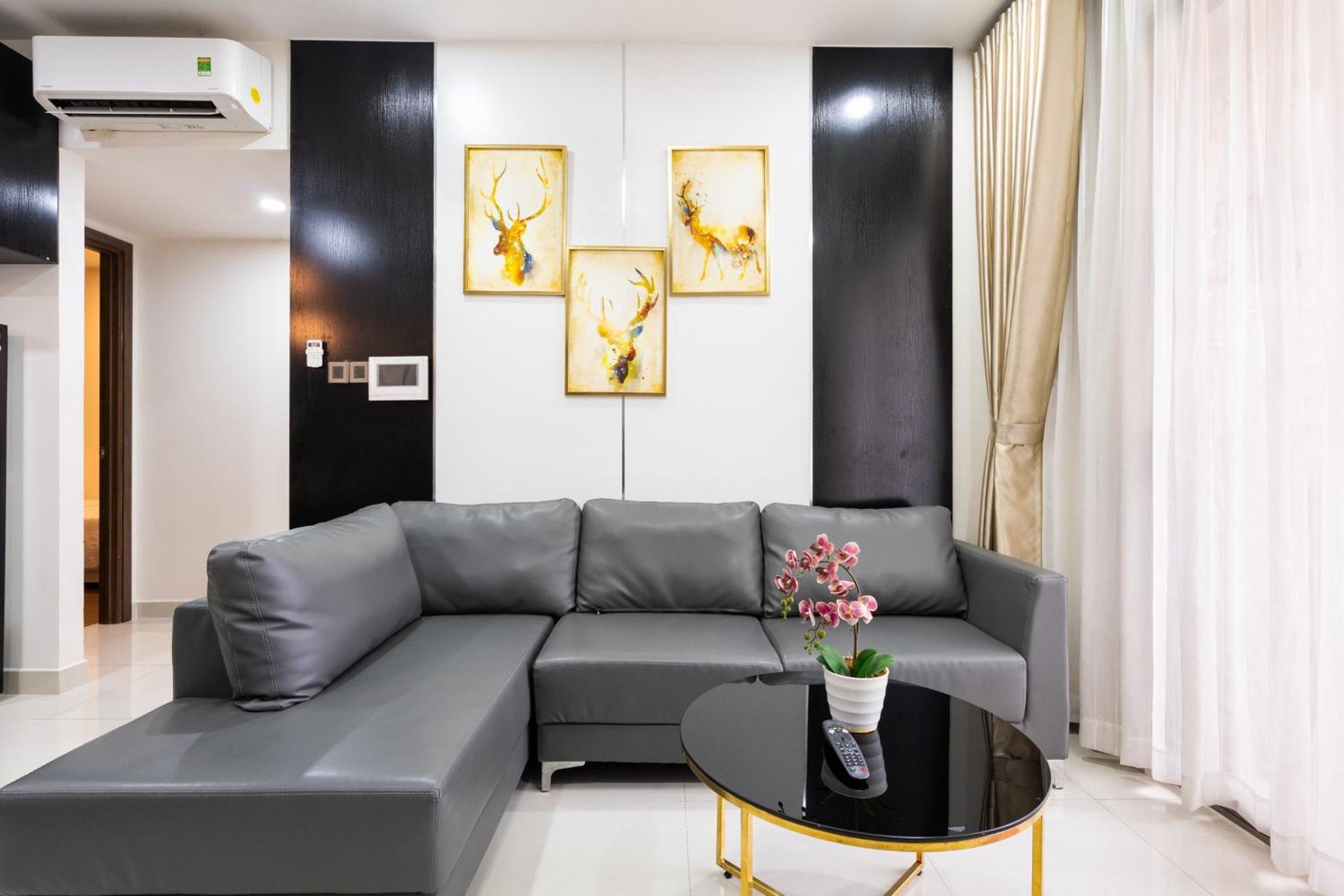 Best price Saigon Royal 2 bedrooms apartment