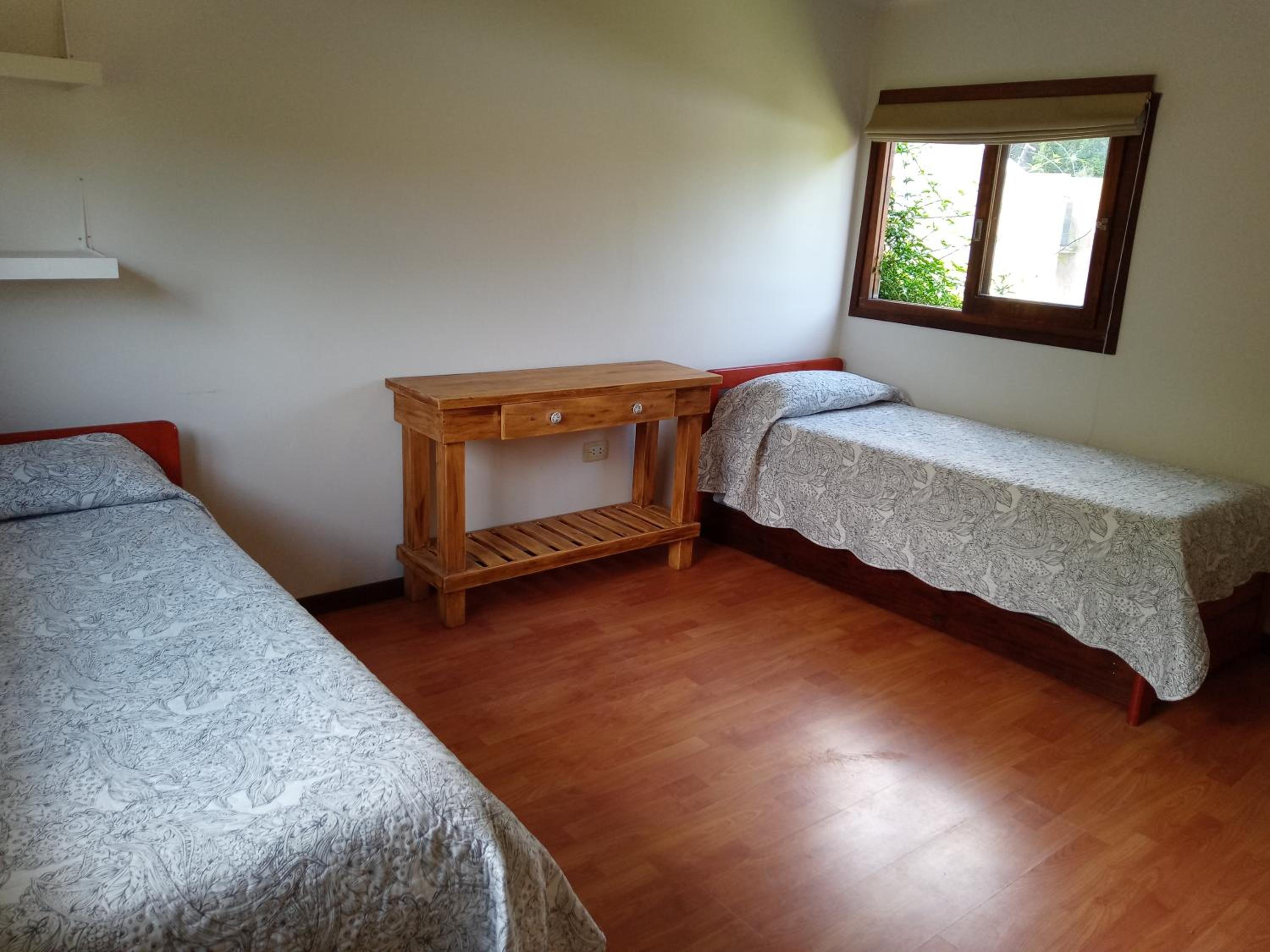 casita moderna frente al bosque