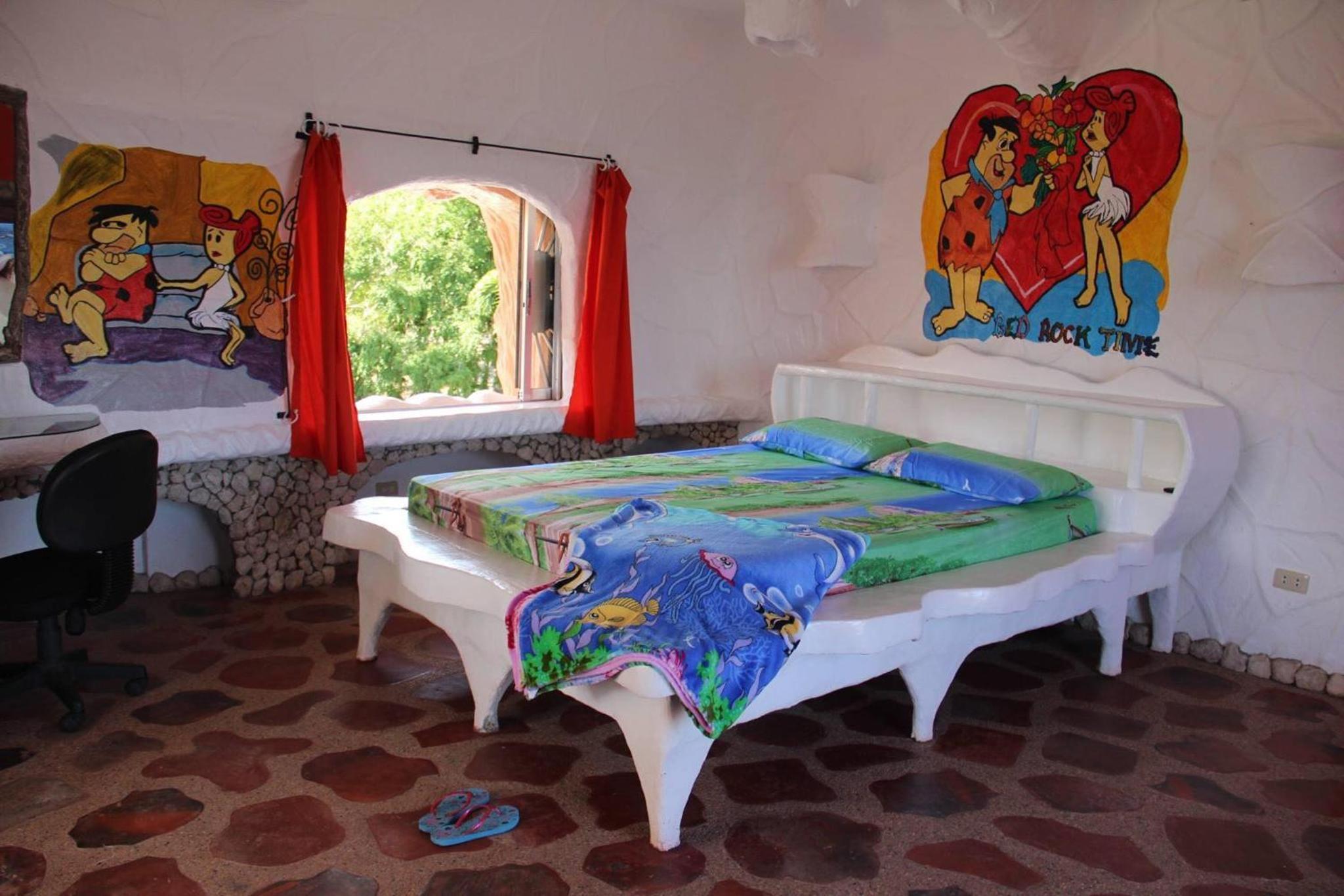 FLINTSTONE CAVE HOUSE