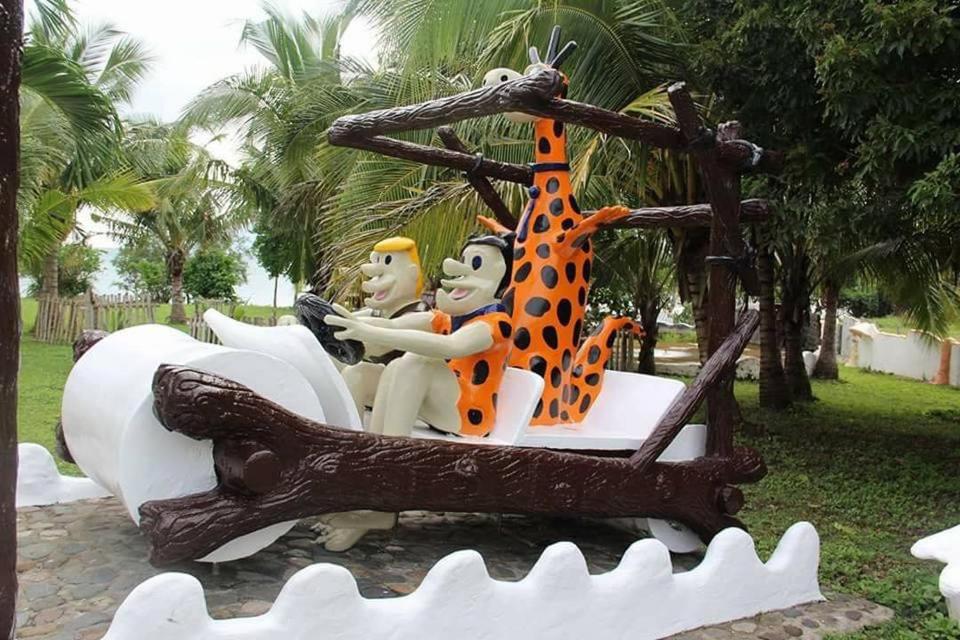 FLINTSTONE CAVE HOUSE