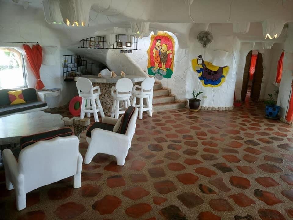 FLINTSTONE CAVE HOUSE