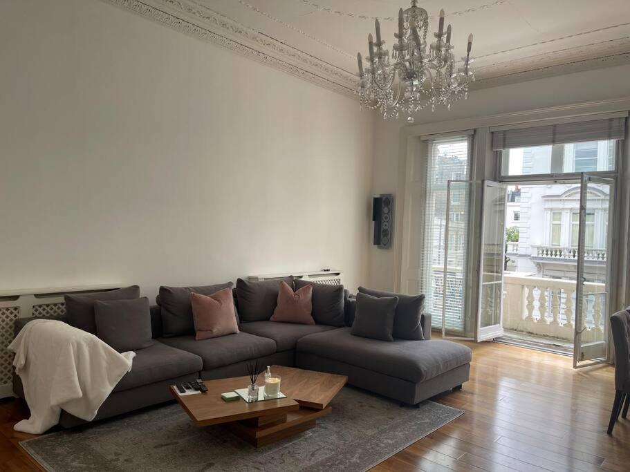 Stunning Grand 2 bed, 2 bath apartment,