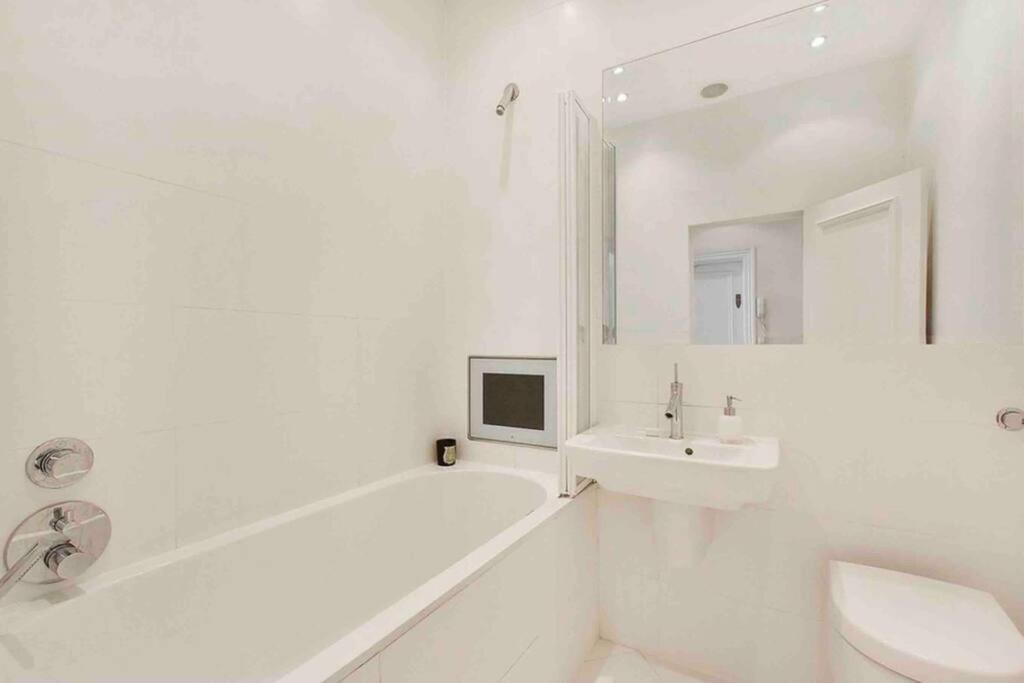Stunning Grand 2 bed, 2 bath apartment,