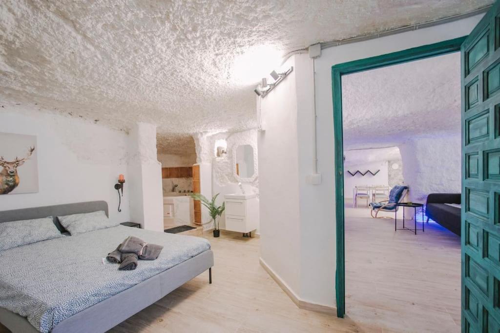 Preciosa casa-cueva con bañera