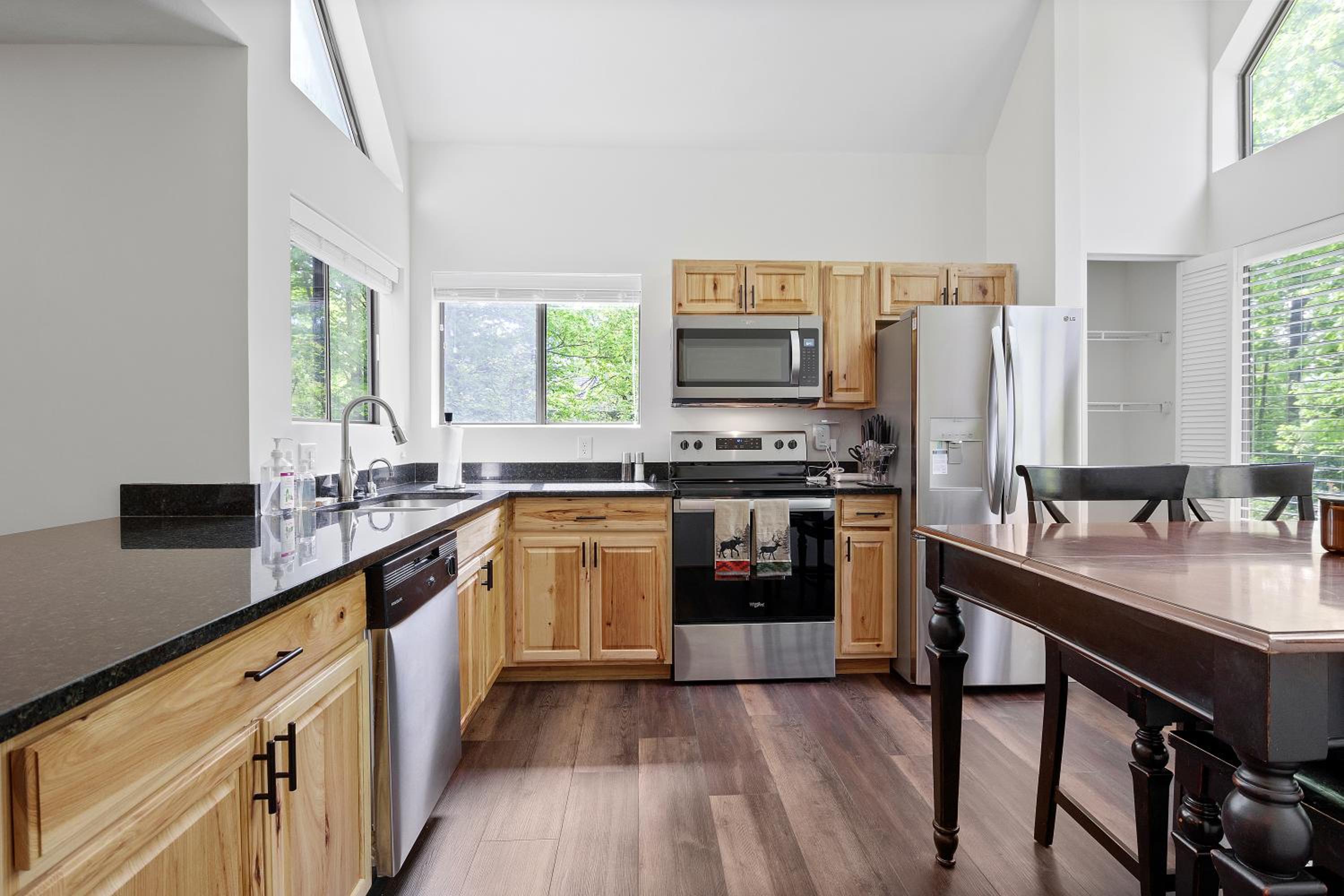 Charming Getaway l recently renovated l Hidden Valley l 4BR+3Bath l Hot Tub view 4