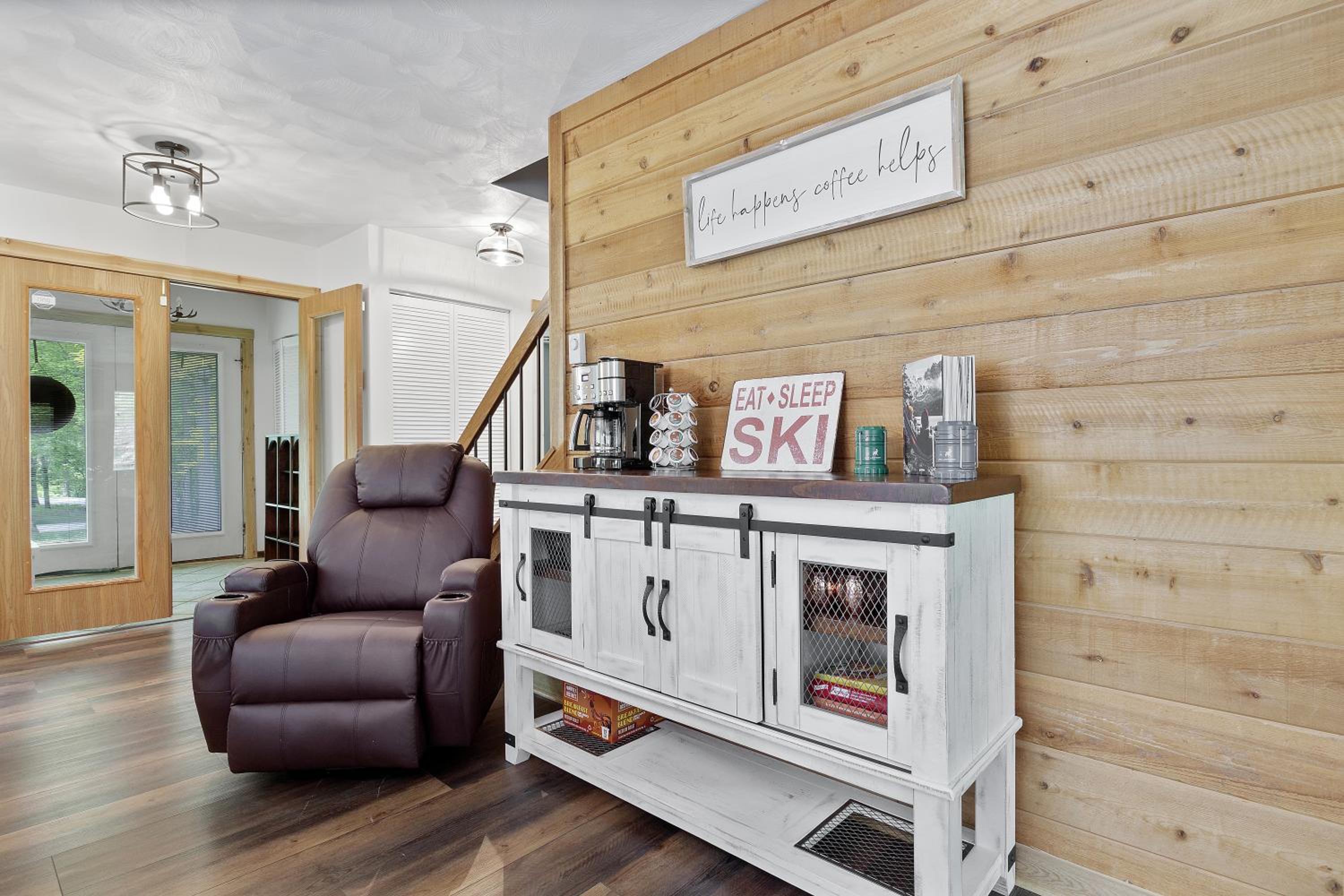 Charming Getaway l recently renovated l Hidden Valley l 4BR+3Bath l Hot Tub view 5