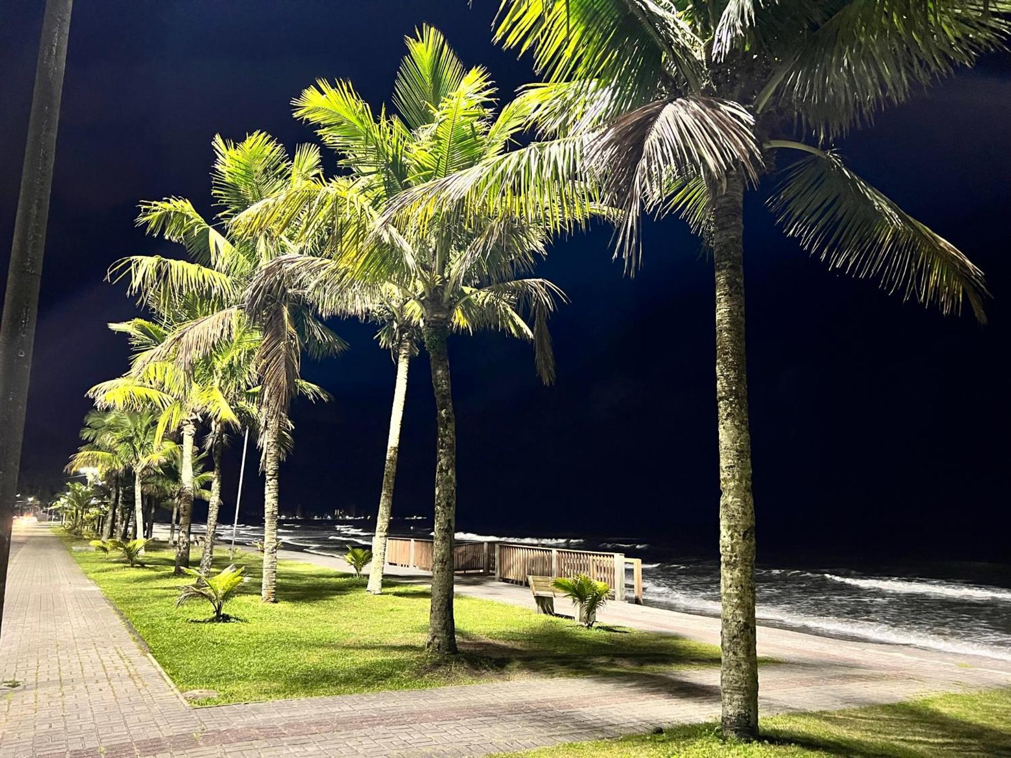 Apto novo com AC 1 quadra da praia Guaratuba PR