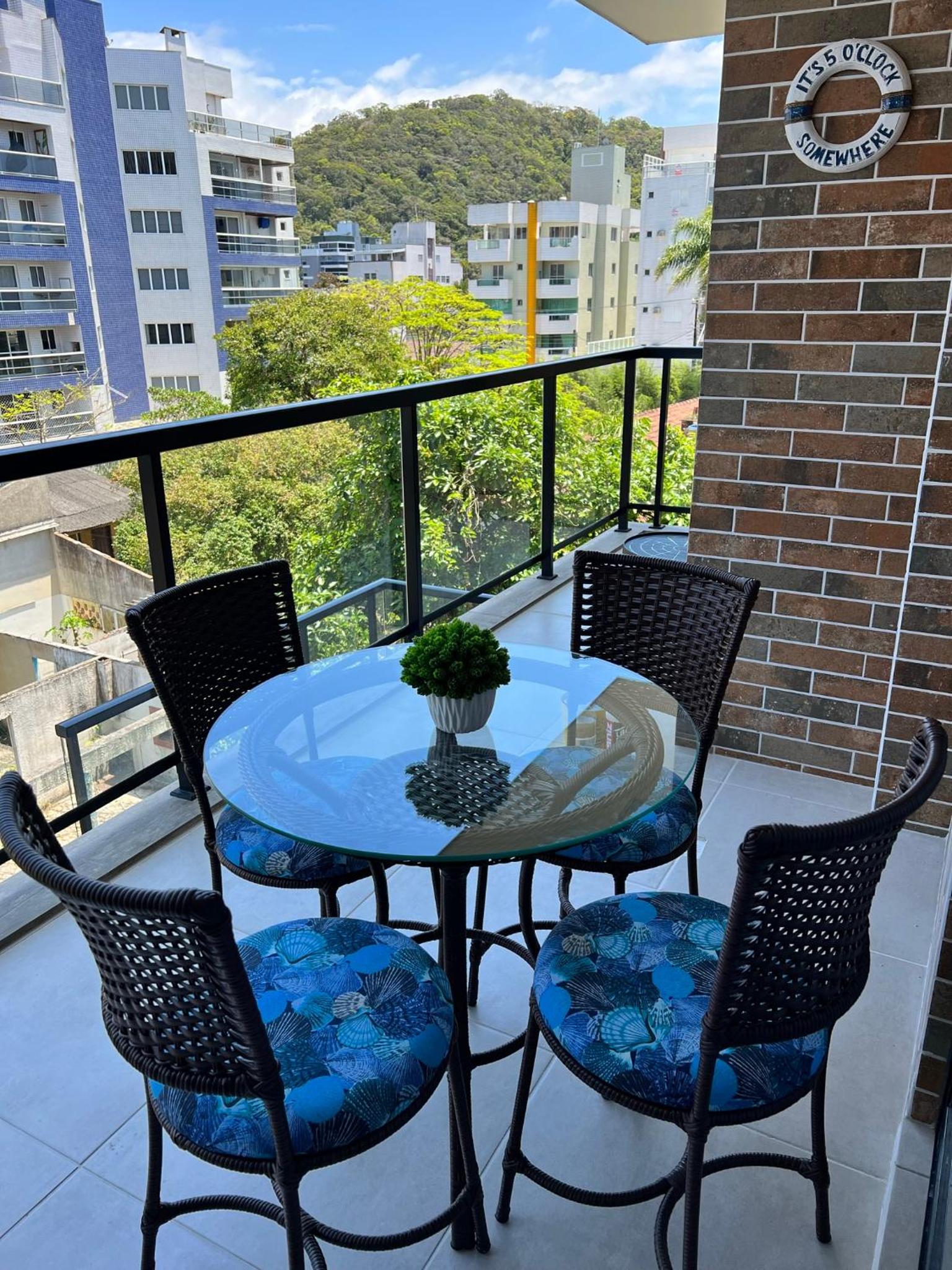 Apto novo com AC 1 quadra da praia Guaratuba PR