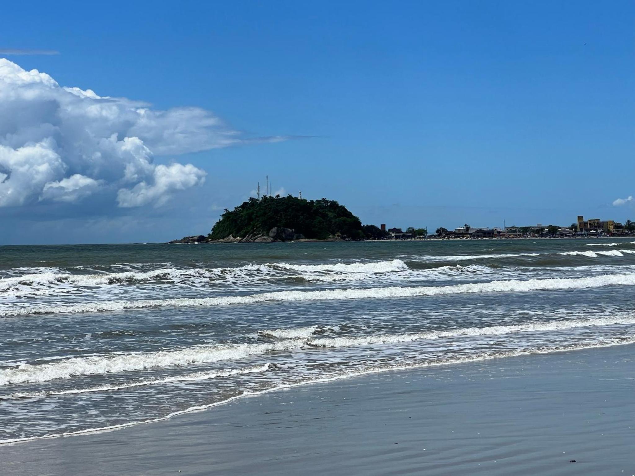 Apto novo com AC 1 quadra da praia Guaratuba PR