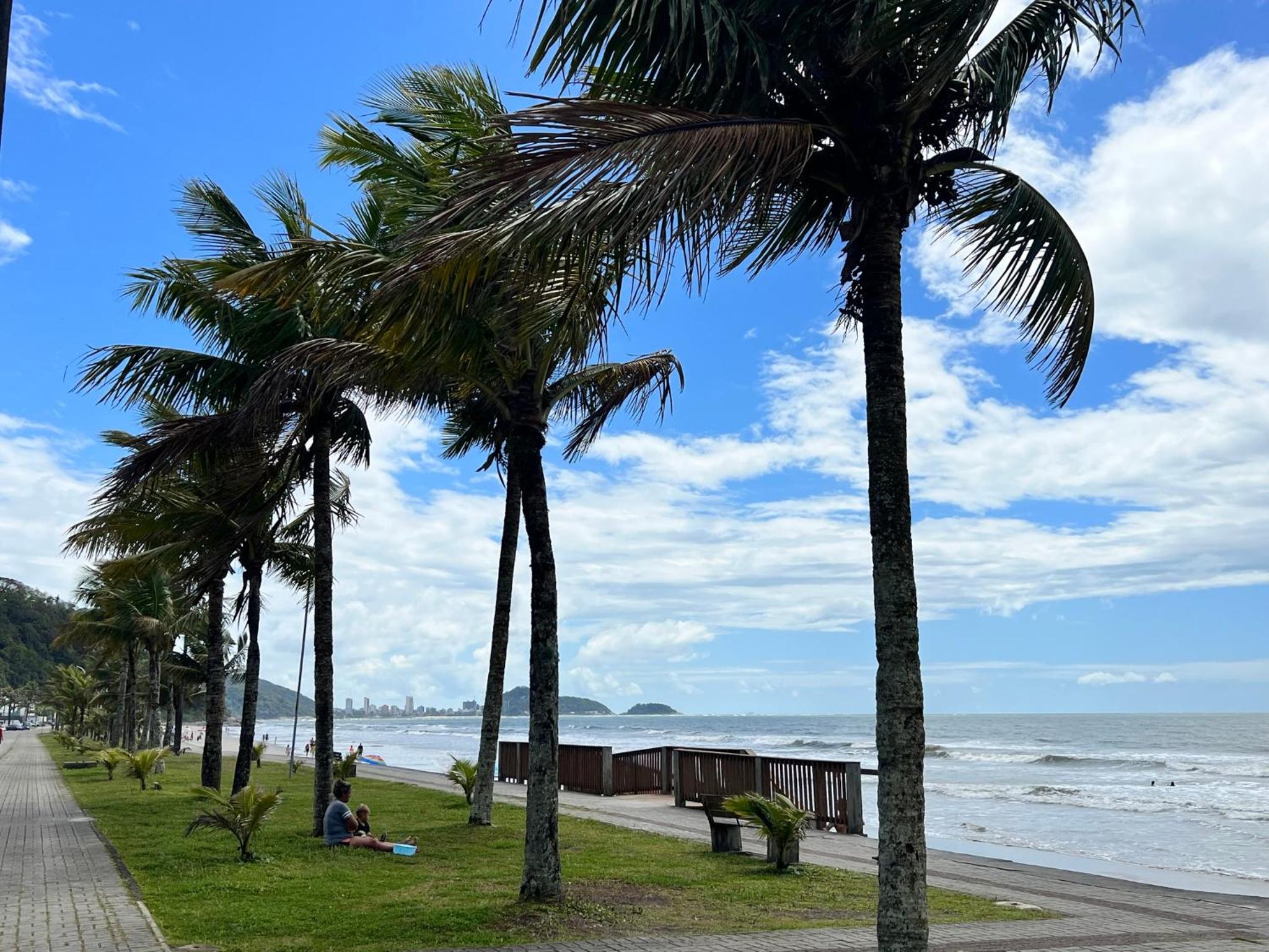 Apto novo com AC 1 quadra da praia Guaratuba PR
