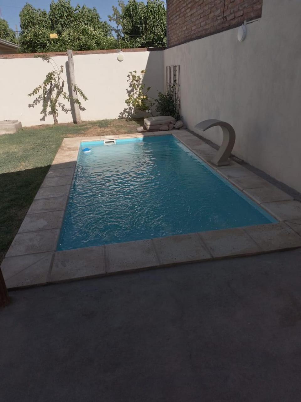 Alojamiento con pileta Mesas