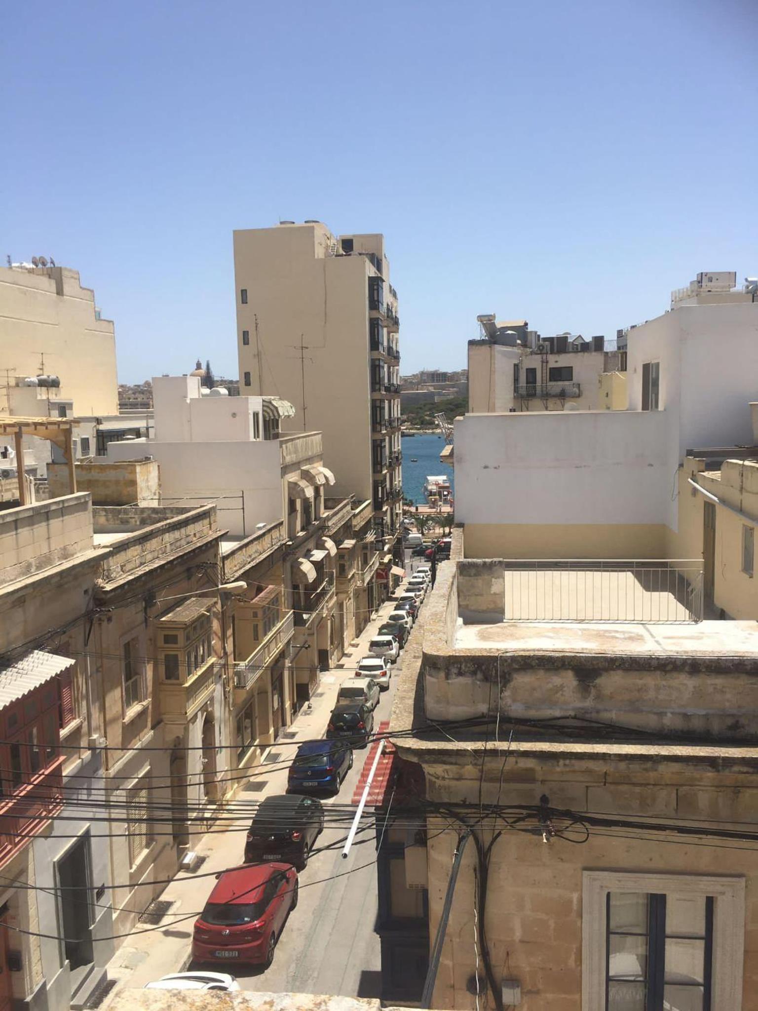Spacious 4-Bedrooms Townhouse in Tas-Sliema view 3