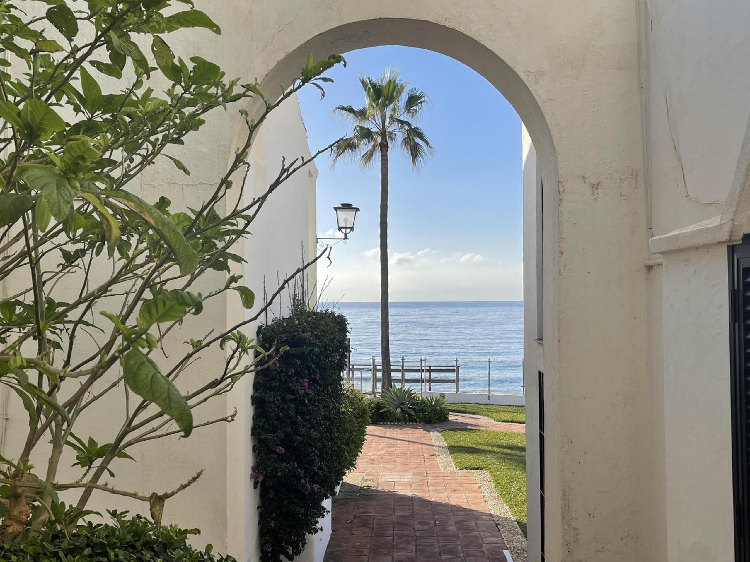 Dona Lola Sandra - Frontline beach house with full sea views within a short drive to Marbella - Costa del sol CS108 view 3