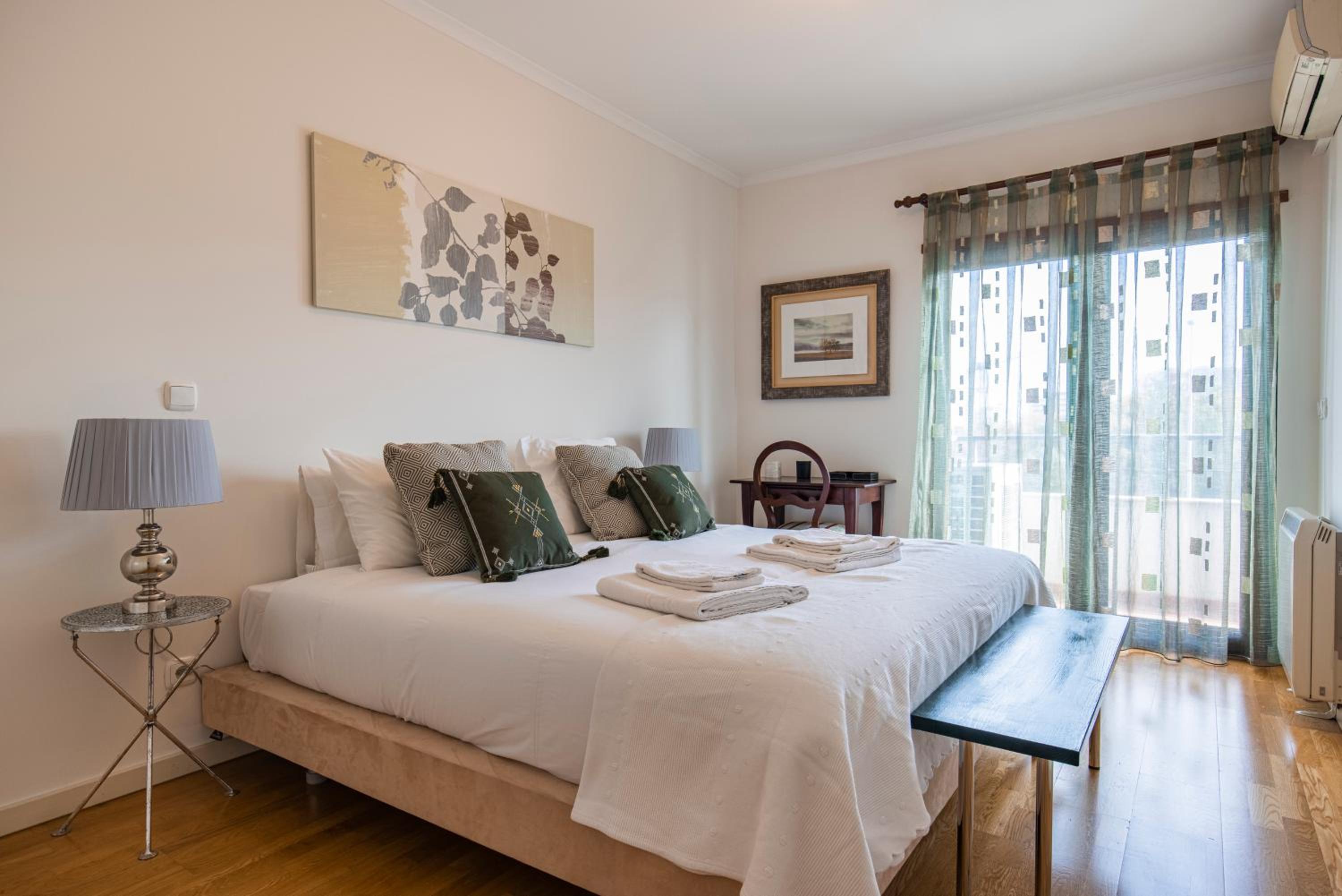 Fancy Apartment W/Metro at Doorstep by LovelyStay view 4