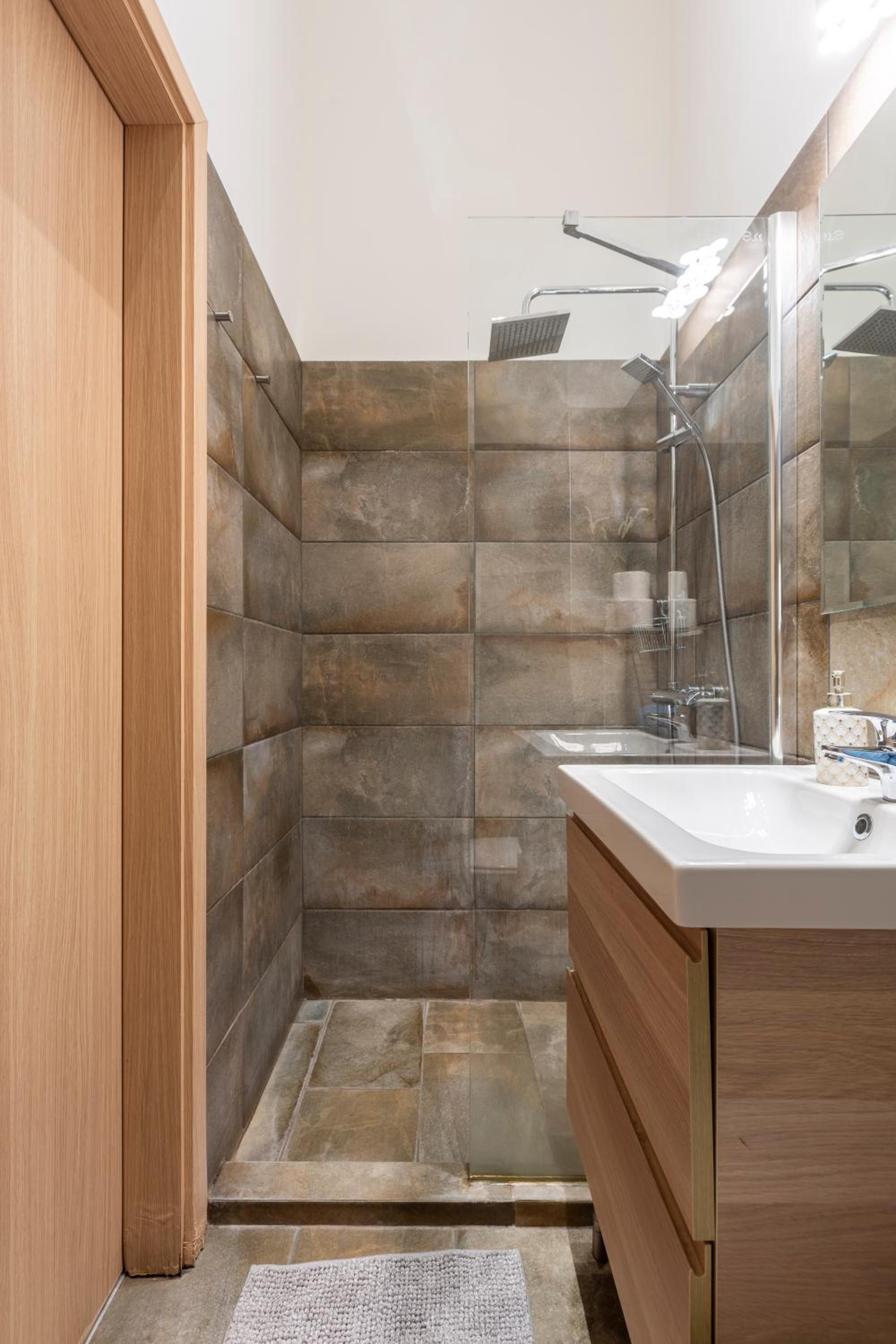 Deluxe Downtown Home by Elisabeth view 3