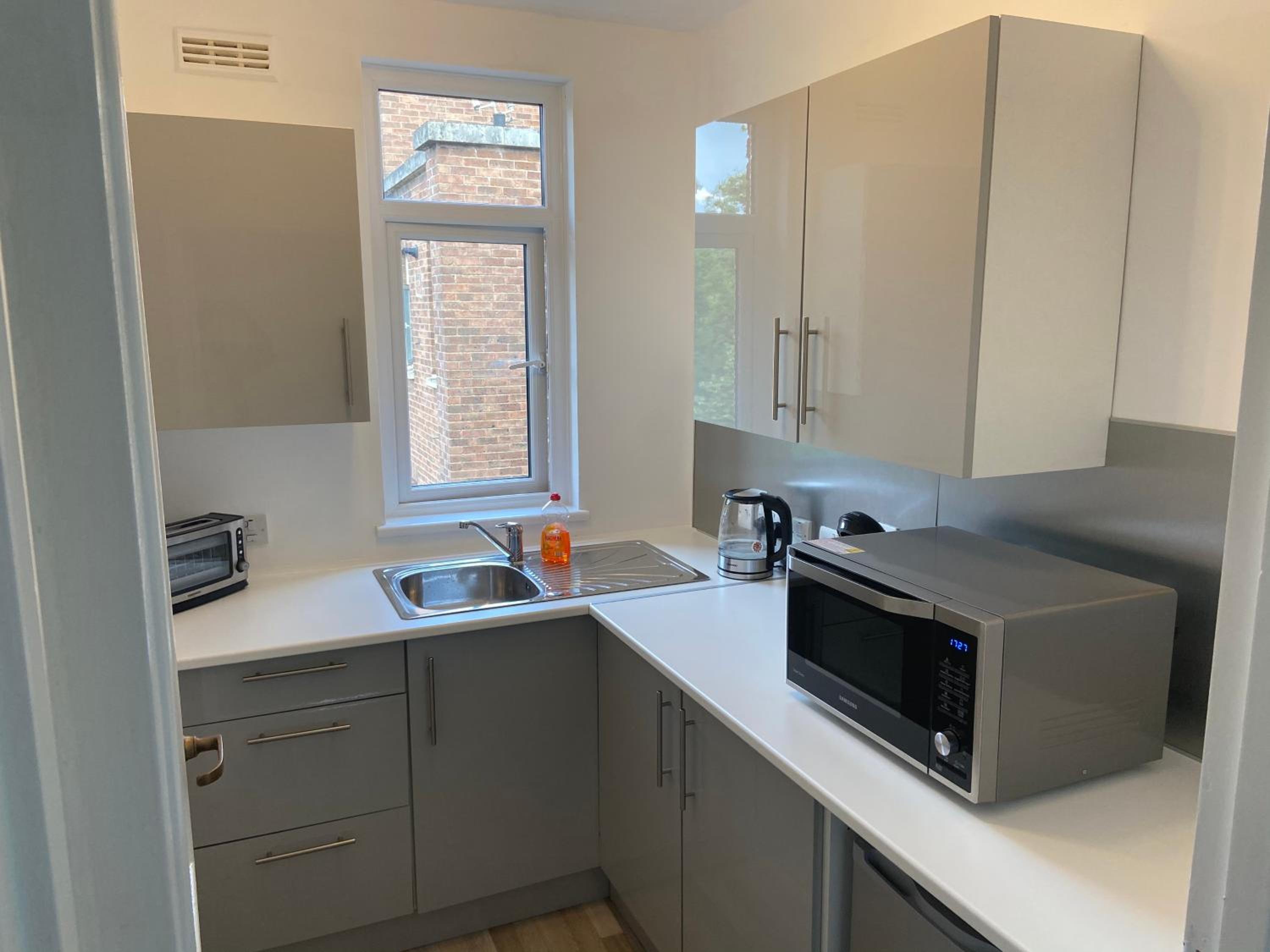 Modern Central Apartment with Free Parking view 3