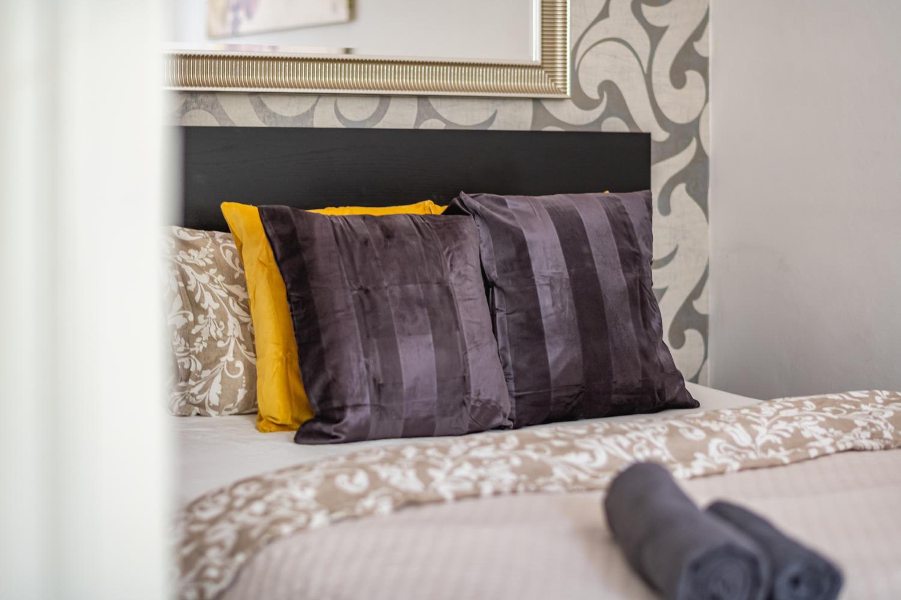 Deluxe Bella Home next to the New York Café view 4