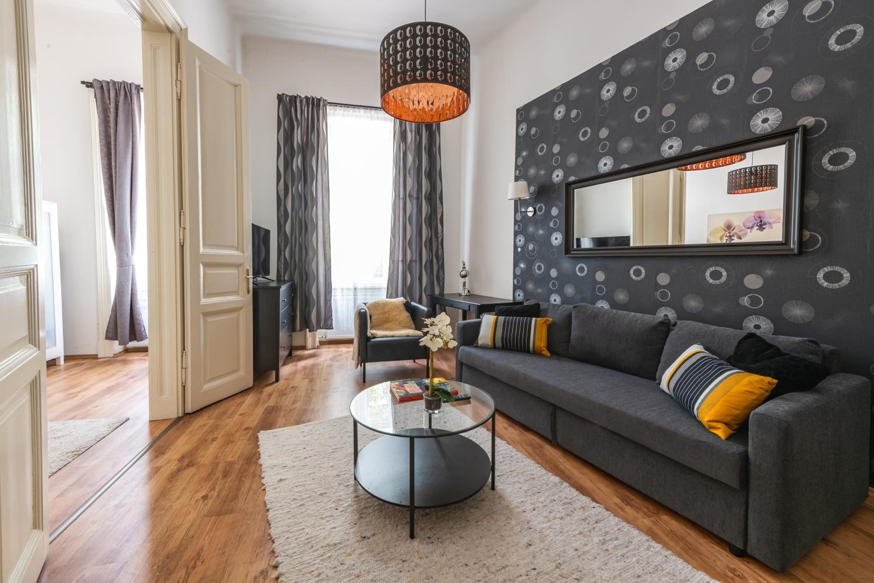 Deluxe Bella Home next to the New York Café view 5