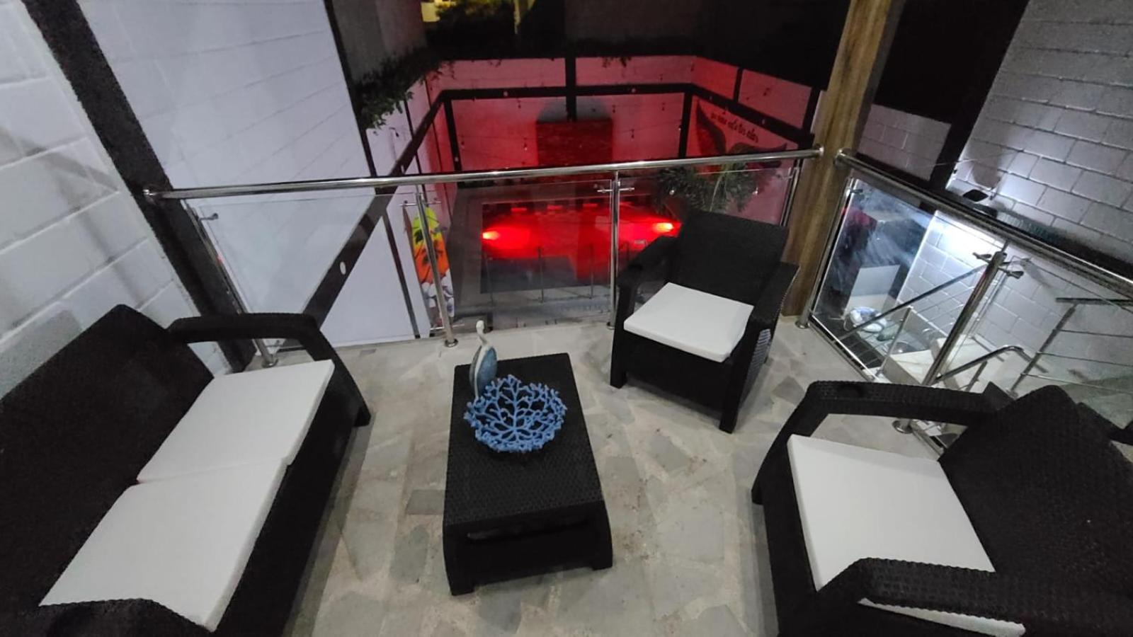 Confort+Relax= Romántico ApartaEstudio + Piscina + Parqueadero