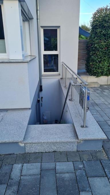 Schöne Souterrain Wohnung (WLAN/Parken kostenlos)