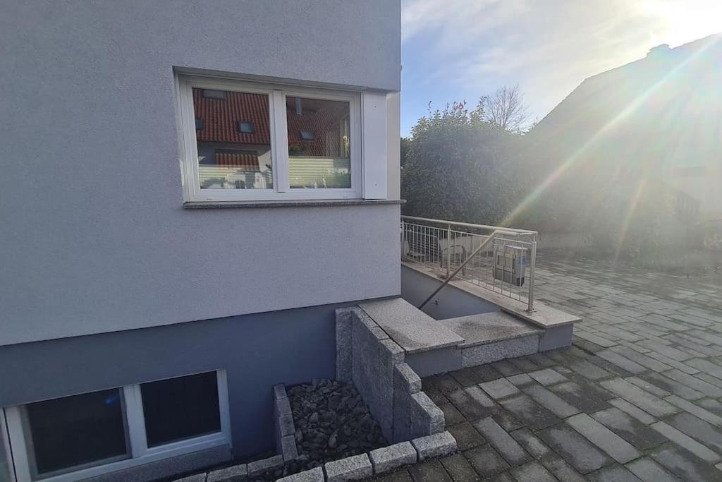 Schöne Souterrain Wohnung (WLAN/Parken kostenlos)