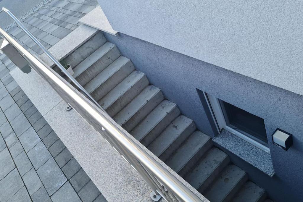 Schöne Souterrain Wohnung (WLAN/Parken kostenlos)