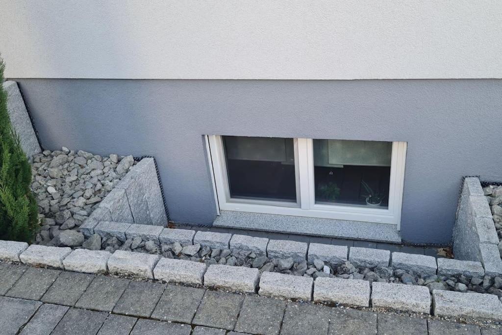 Schöne Souterrain Wohnung (WLAN/Parken kostenlos)