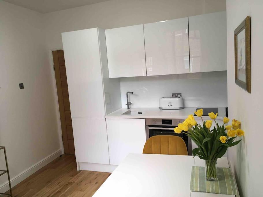 Newly refurbished 2-bedroom flat in Notting Hill