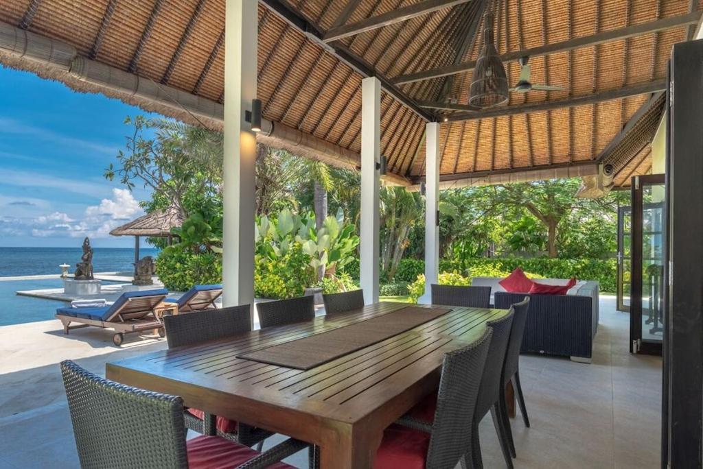 Villa Sali: luxury beach villa with staff! view 2