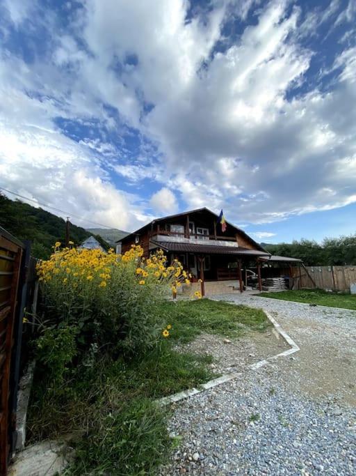 Cabană la poalele munților cu ciubăr view 3