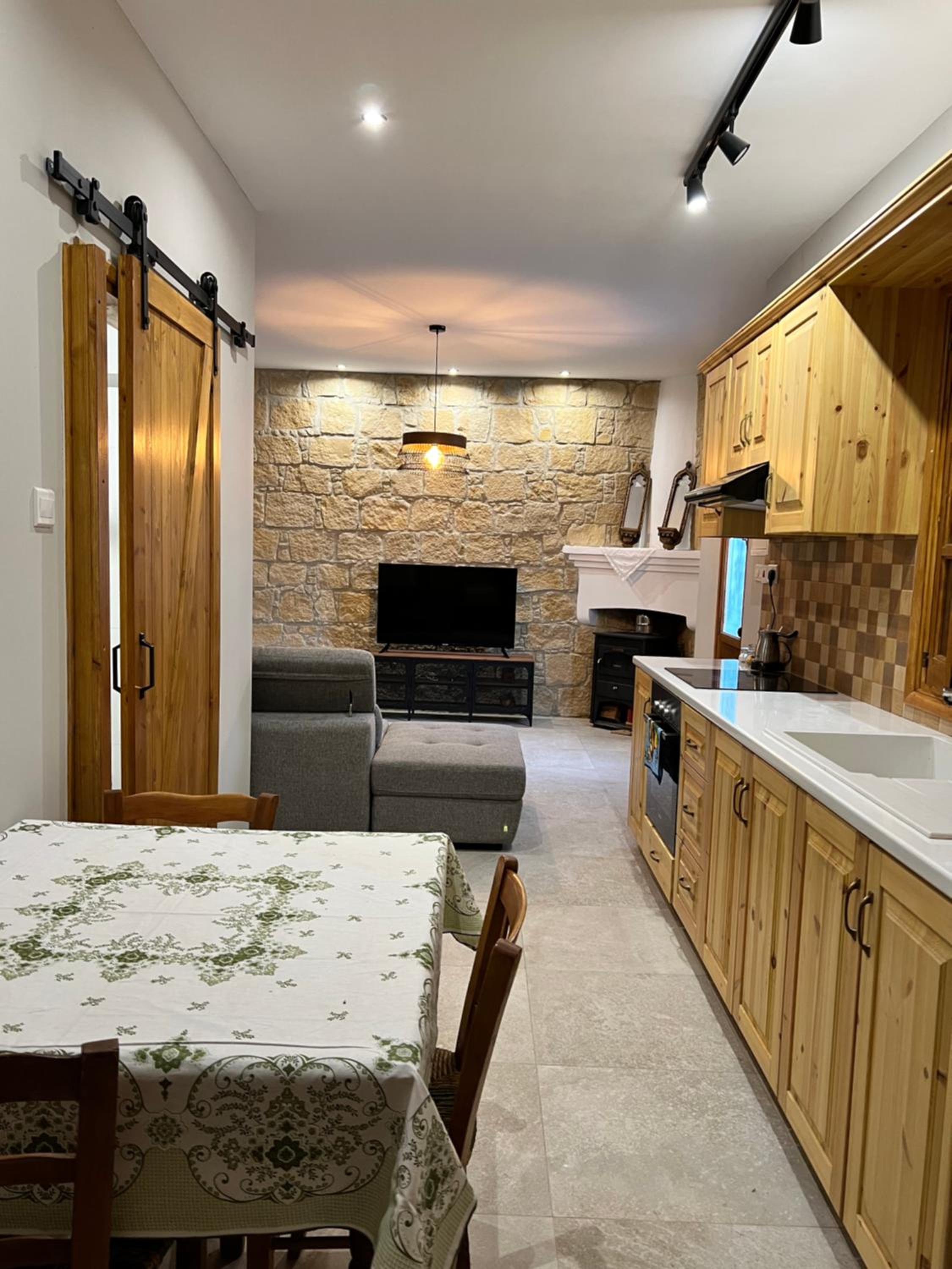 Eftis - Renovated Traditional House