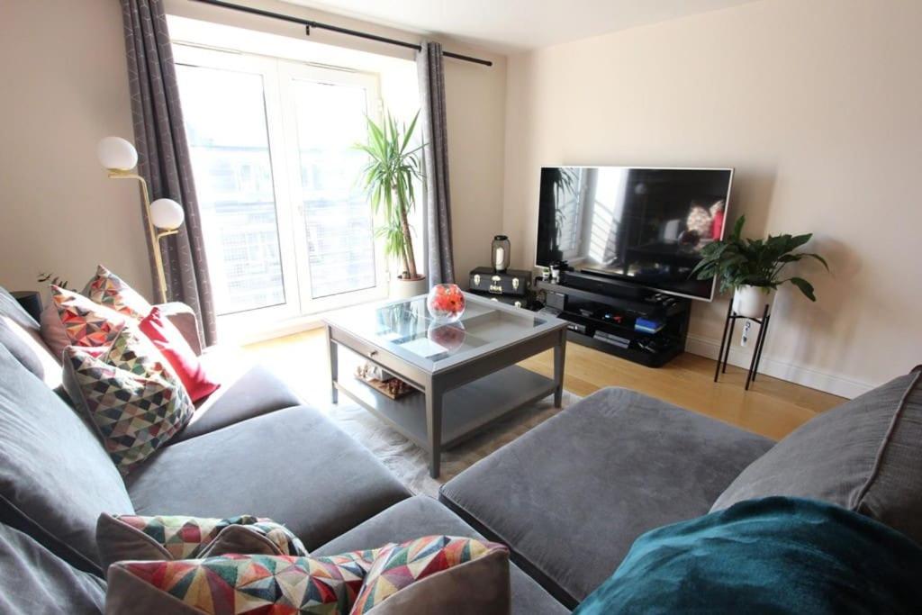 Spacious 2 Bed, 2 Bath apartment -The Shore, Leith view 3