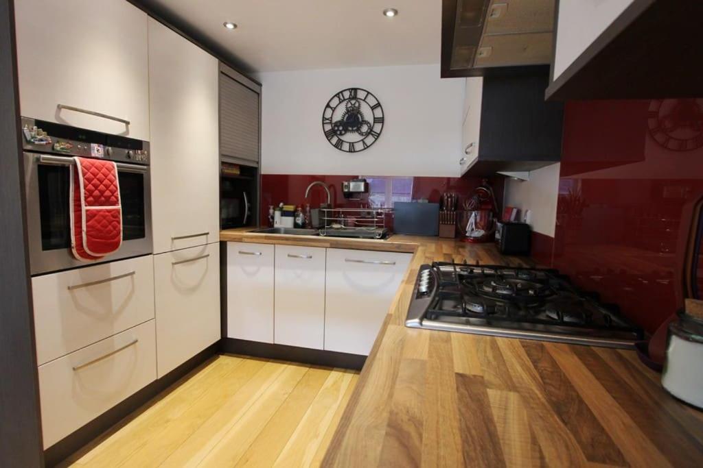 Spacious 2 Bed, 2 Bath apartment -The Shore, Leith view 2