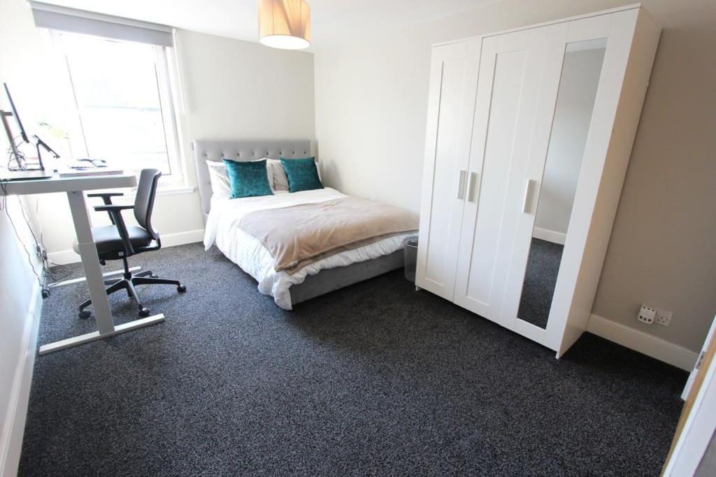 Spacious 2 Bed, 2 Bath apartment -The Shore, Leith view 4