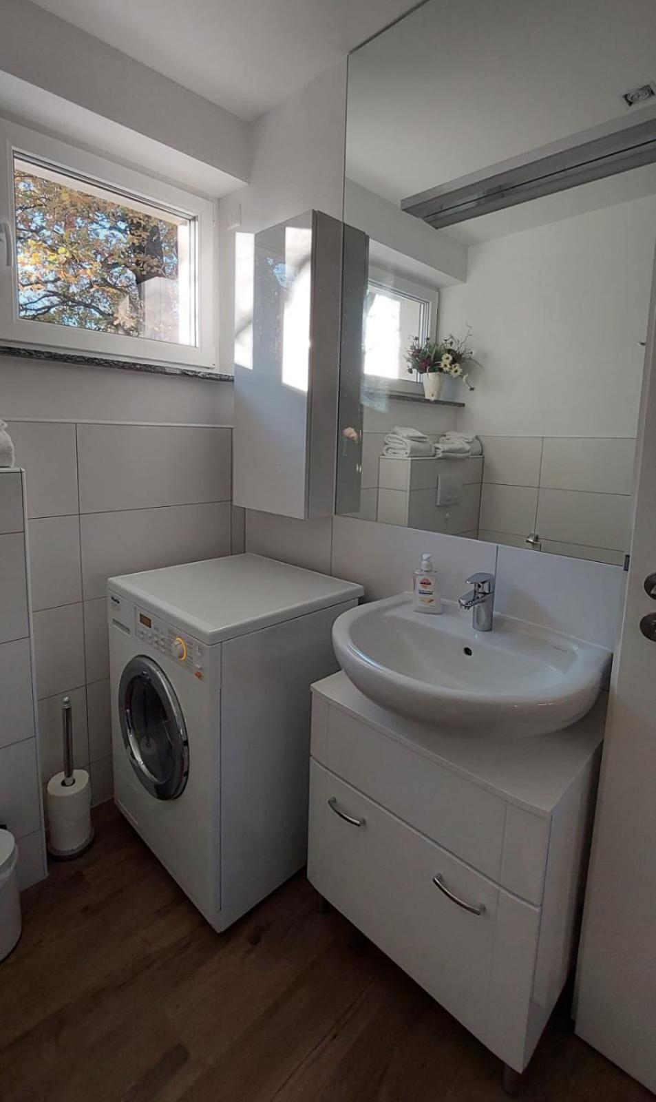 Stilvolle Wohnung in Elbnähe mit Balkon, Parkplatz