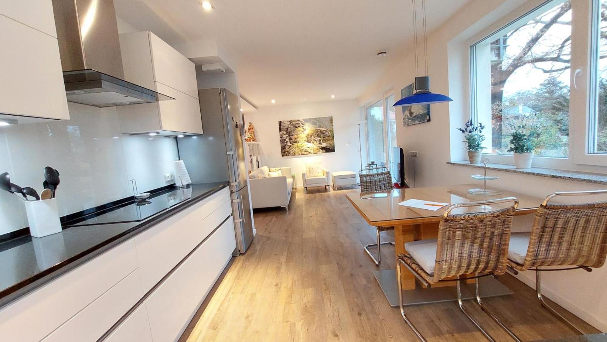 Stilvolle Wohnung in Elbnähe mit Balkon, Parkplatz