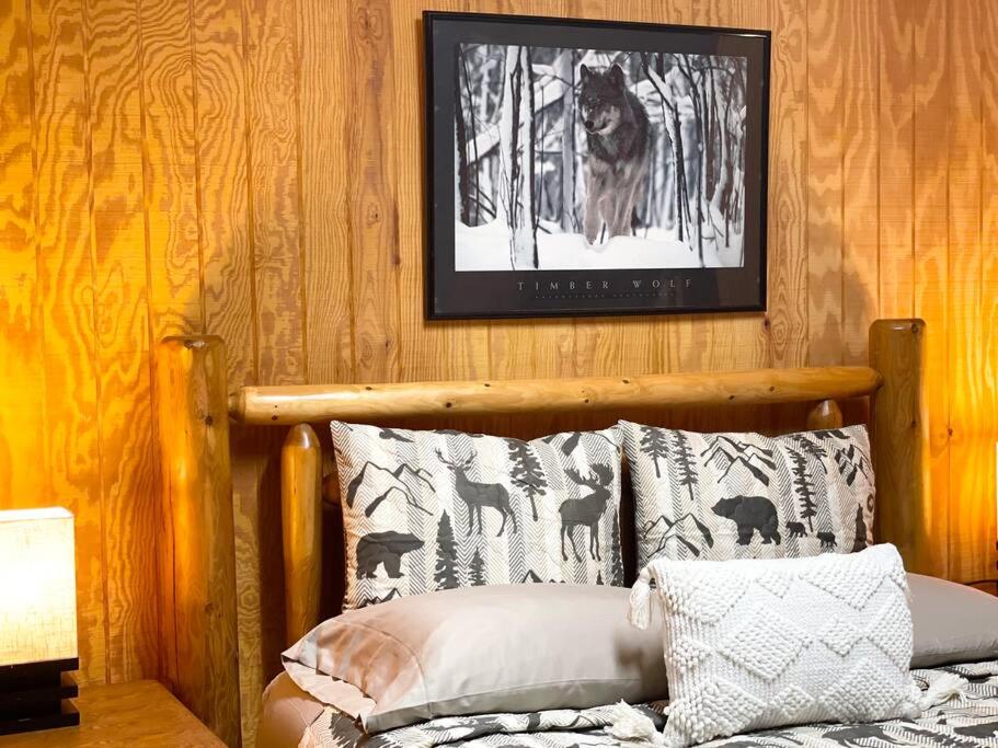 One of a Kind Rustic Log Cabin near Bryce Resort - Large Game Room - Fire Pit - Large Deck - BBQ view 3